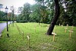 Symbolický hřbitov Nebeské setiny v brněnském parku na Špilberku. 107 dřevěných křížů odkazuje na oběti kyjevského majdanu.