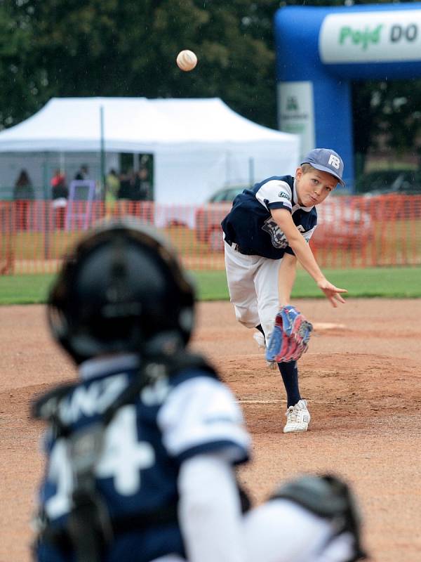 Druhý ročník festivalu sportu Sporťáček přilákal v sobotu do Heyrovského ulice v brněnském Komárově jen za dopoledne stovky lidí. Hvězdou akce se stal olympijský vítěz Jan Železný.