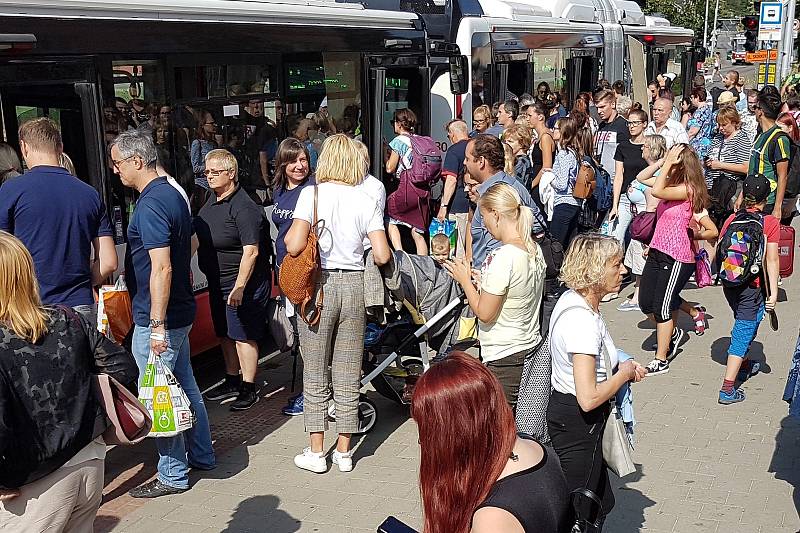 Brno 8.7.2019 - zastávka MHD a přestupní uzel Dělnický dům