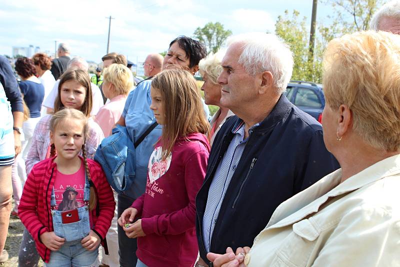 V brněnských Chrlicích v sobotu místní odhalili pamětní desku pilotu Leopoldu Šromovi.