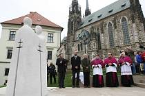 Socha sv. Cyrila a Metoděje mezi Petrskou ulicí a prostorem před katedrálou sv. Petra a Pavla Brnu připomíná 1150. výročí příchodu věrozvěstů na Velkou Moravu.