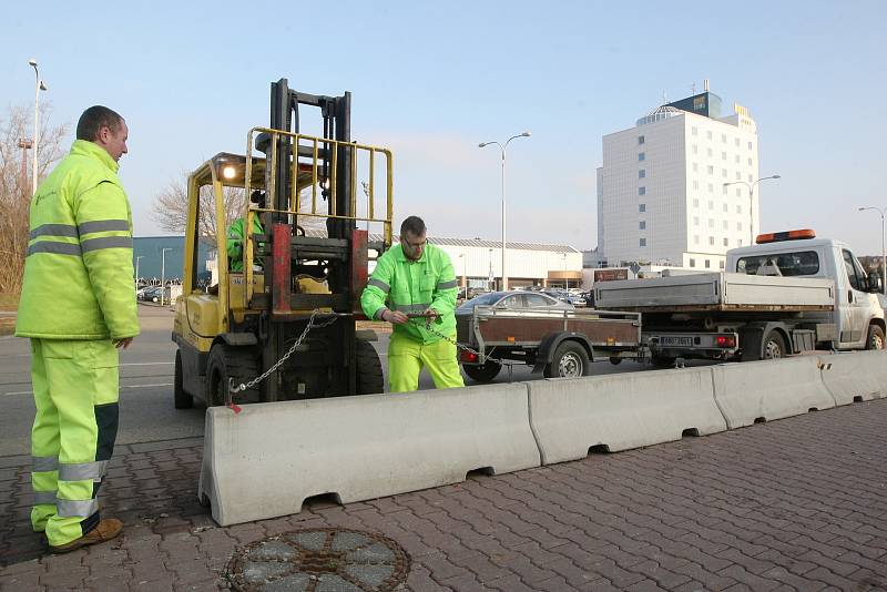 Odstraňování betonových bloků v brněnské ulici Sportovní.