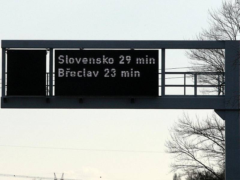"Inteligentní" tabule na dálnici D2 mezi Brnem a Břeclaví.