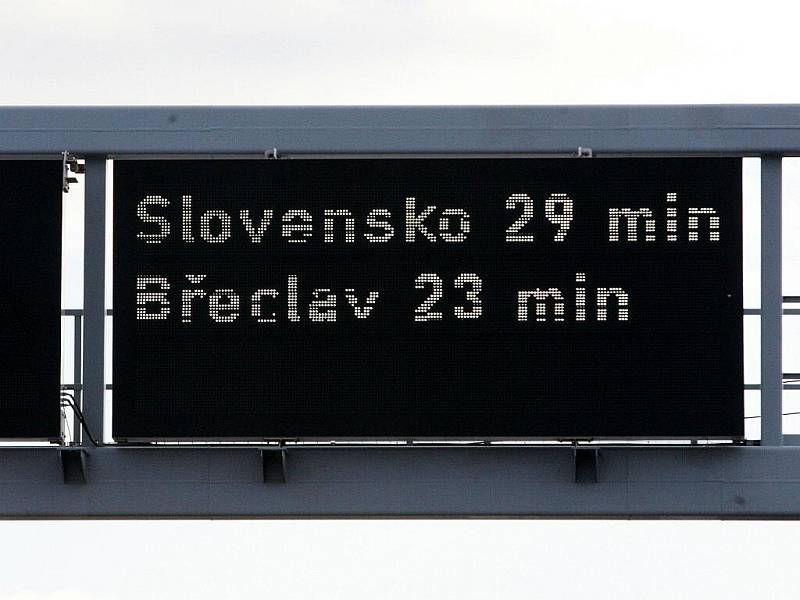 "Inteligentní" tabule na dálnici D2 mezi Brnem a Břeclaví.