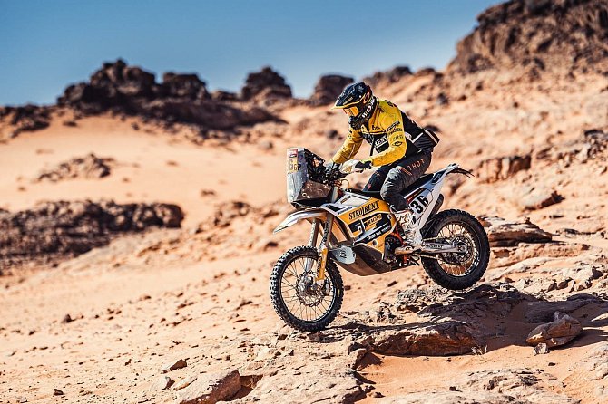 Motocyklový závodník Jan Brabec bojoval v Saúdské Arábii s náročným terénem.