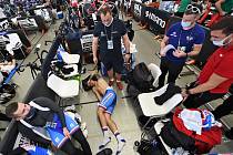 Dráhoví cyklisté brněnské Dukly Dominik Topinka a Robin Wagner jeli na mistrovství světa v Roubaix pevný kilometr.  První jmenovaný dlouho ležel v české kóji na podlaze zcela vyřízený.
