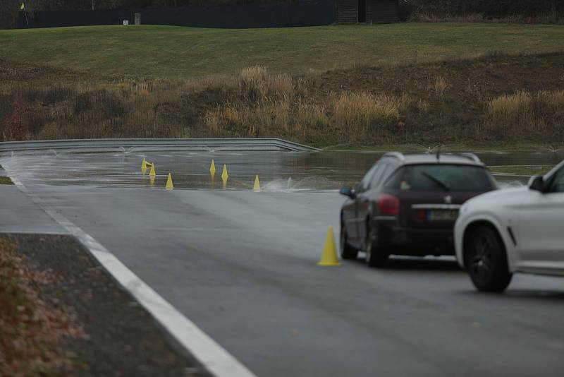 Studenti brněnských autoškol se učili na polygonu brněnského Masarykova okruhu zvládat rizikové situace za volantem.