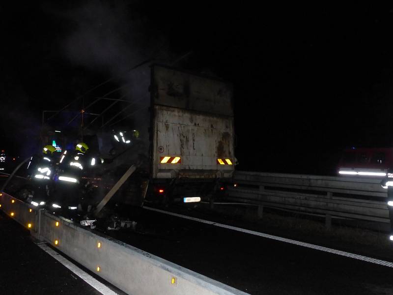 Noční požár nákladního auta zastavil provoz na 204. kilometr dálnice D1 ve směru na Brno. 