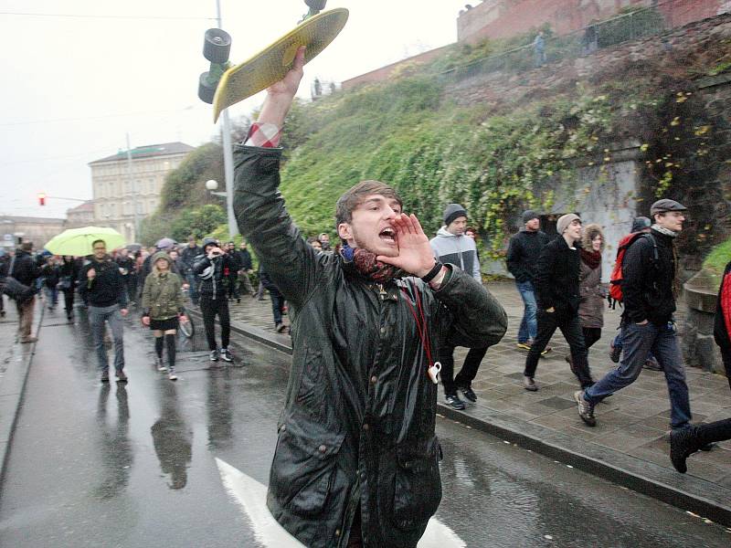 Demonstrace Listopadem to nekončí se účastnilo několik stovek lidí.