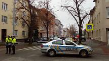 Policie a hasiči zasahují v Šámalově ulici v Brně-Židenicích, kde v jednom z bytů našli mrtvého muže a nebezpečné chemikálie.