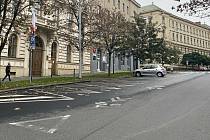 Prázdná vyhrazená stání v Jezuitské ulici v centru Brna.