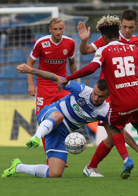 Fotbalový zápas mezi Ústím a Zbrojovkou Brno (v červeném) skončil nerozhodně 2:2.