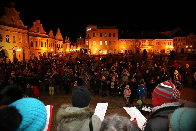 Koledy dnes zněly i v Pelhřimově na Masarykově náměstí.