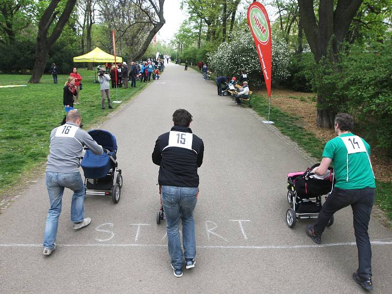 Brněnský park Lužánky v neděli zaplnili rodiče závodící s kočárky.