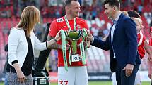 Fotbalisté Zbrojovky Brno po posledním utkání křepčili s trofejí pro vítěze FORTUNA:NÁRODNÍ LIGY.