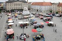 Lepší než dříve a s větší nabídkou hlavně podomácku vypěstovaných plodin měl být po opravách brněnský Zelný trh. Jenže cíle vedení městské části se nesplnily. Lidé si naopak stěžují na to, že tržiště je poloprázdné. Potvrdil to i průzkum Deníku Rovnost.