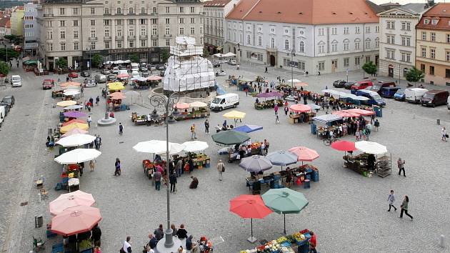 Lepší než dříve a s větší nabídkou hlavně podomácku vypěstovaných plodin měl být po opravách brněnský Zelný trh. Jenže cíle vedení městské části se nesplnily. Lidé si naopak stěžují na to, že tržiště je poloprázdné. Potvrdil to i průzkum Deníku Rovnost.