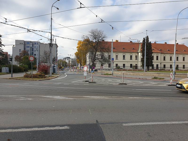 Dopravní komplikace na brněnském Mendlově náměstí a v jeho okolí.
