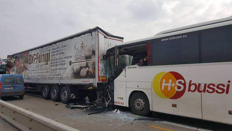 Nehoda dvou kamionů a autobusu zablokovala ve středu po poledni dálnici D1.