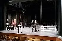 Národní divadlo Brno muselo ve středu kvůli kolapsu spodní jevištní techniky na Janáčkově scéně zrušit představení opery Madama Butterfly. Zcela selhaly jevištní stoly a vozy, které zajišťují přestavby mezi jednotlivými výstupy a výměnu dekorací. 