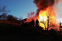 V úterý před půl šestou ráno hořela chata v Novém Lískovci.