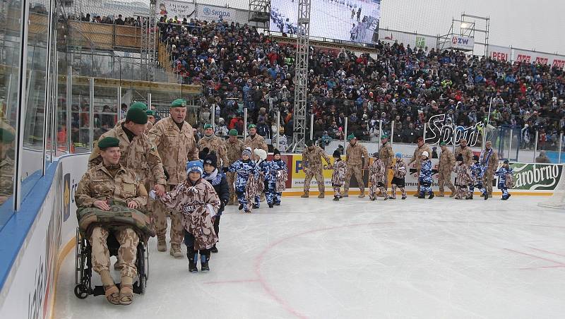Hokejisté brněnské Komety zvítězili v úvodním utkání Open Air Game na provizorním kluzišti za Lužánkami 5:2. Na extraligové utkání přišla rekordní návštěva 18 514 diváků.