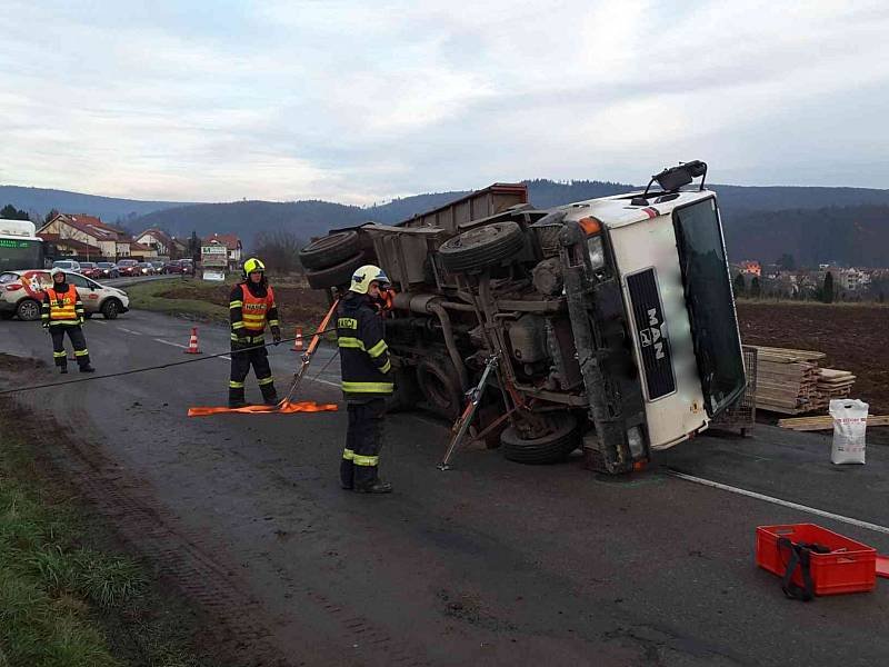 Plně naložené převrácené nákladní auto museli v pátek odpoledne vyprošťovat hasiči v Babicích nad Svitavou na Brněnsku.