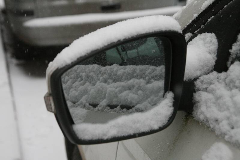 Ve čtvrtek ráno se lidé na Blanensku probudili do bílého. První sněhový poprašek udělal radost hlavně dětem. Méně nadšení už z něj byli motoristé. Na snímcích zasněžené ulice v Adamově.