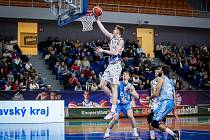 Brněnští basketbalisté (v bílém) na závěr základní části zdolali Slavii Praha 85:60.