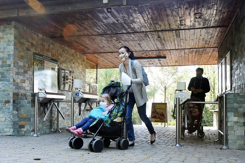 Otevření zoologické zahrady a obchodů v Brně.