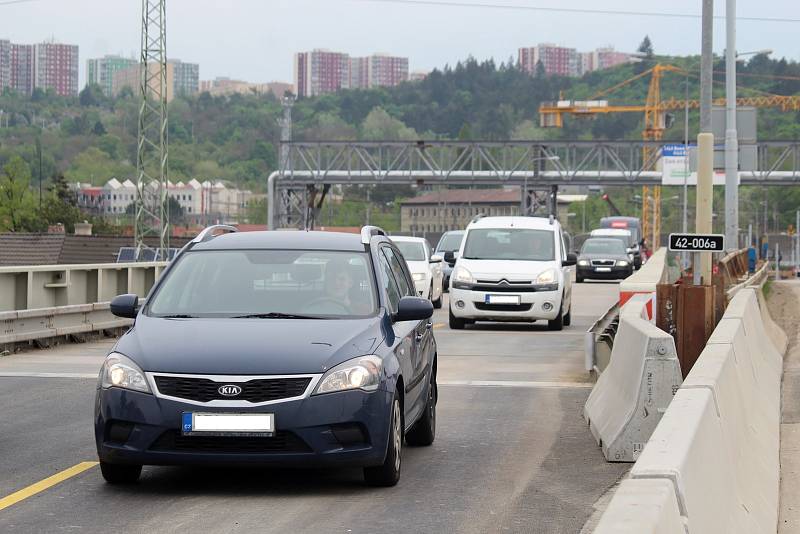 Do dvou pruhů v každém směru vrátili silničáři dopravu u Tomkova náměstí v Brně. Směrem do Husovického tunelu jezdí auta přes mostní provizorium.