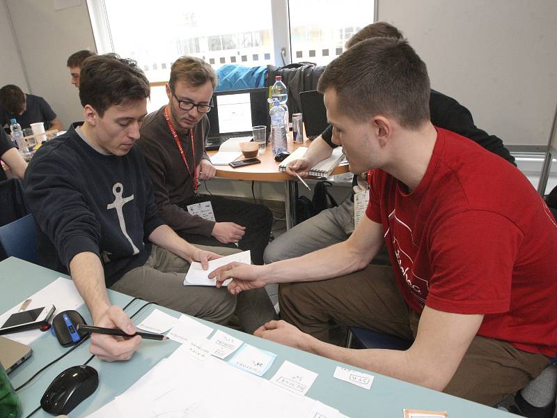 Čtyřčlenné týmy studentů se ve středu utkaly na půdě Vysokého učení technického v Brně, aby změřily svoje síly ve finále soutěže studentů technických oborů.