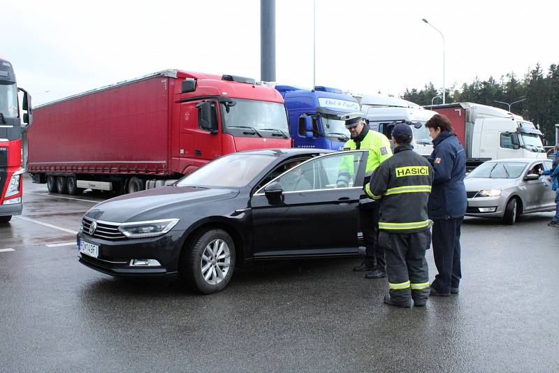 Zaskočeným řidičům nerozdávali v úterý na dálnici D1 u Devíti křížů policisté pokuty, ale informační letáky a reflexní vesty.