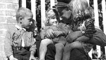 Příslušník Rudé armády s brněnskými dětmi krátce po osvobození Brna.