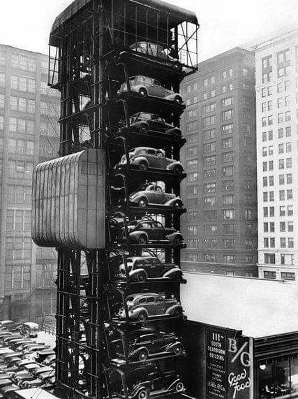 První vertikální parkoviště z roku 1932 ve Spojených státech amerických.
