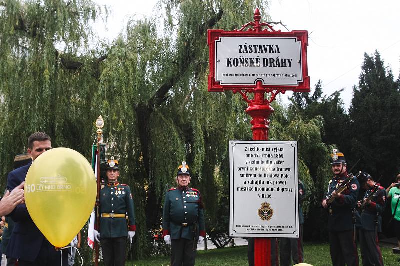 Dopravní podnik města Brna přesně po 150 letech, kdy Brnem projela první koněspřežná tramvaj, odhalil na stejném místě historický označník.