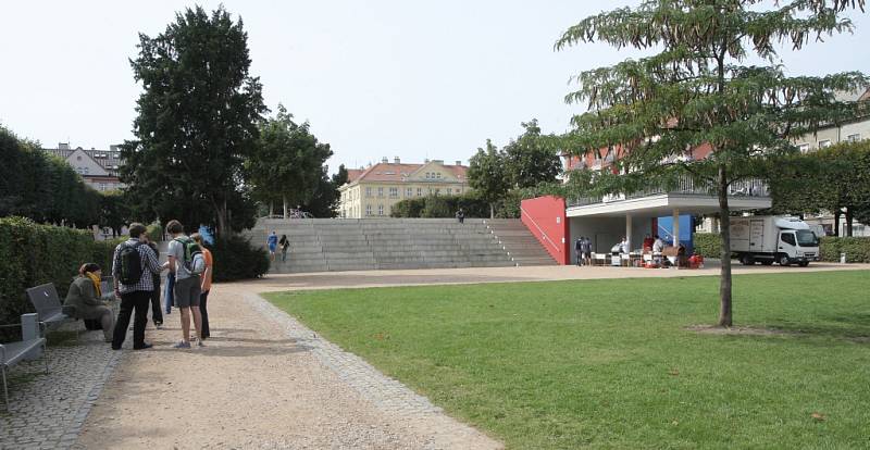 Park na Slovanském náměstí se stal hlavně místem studentů. V blízkosti je základní i střední škola.