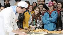 Klání mladých pekařů v pletení pletýnek hostilo na veletrhu Salima brněnské výstaviště.