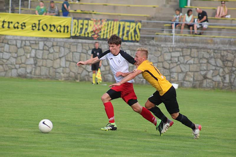 Fotbalisté Rosic (ve žlutém) porazili Frýdlant nad Ostravicí 5:1.