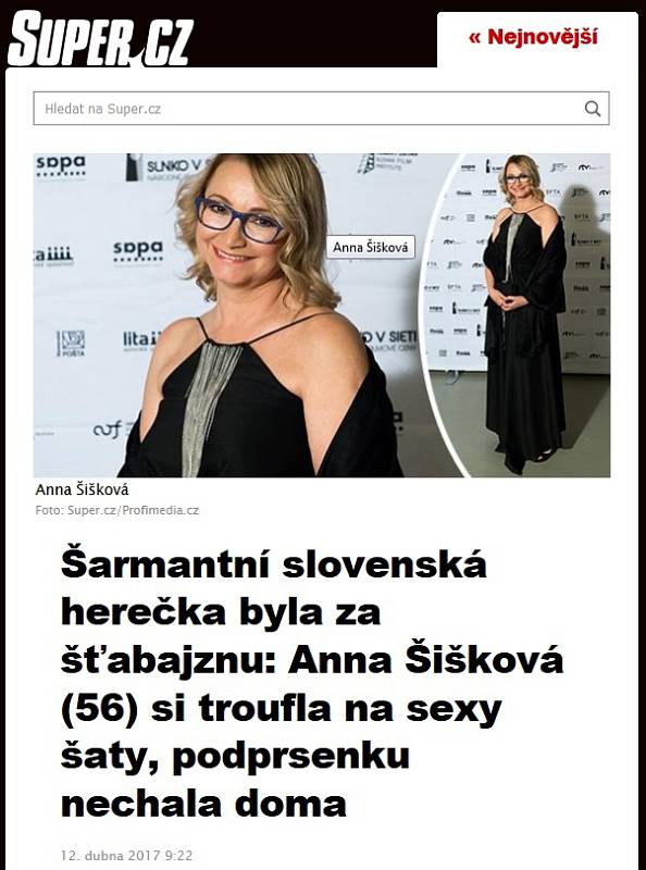 Herečka Anna Šišková v šatech od návrhářky Kateřiny Šmejkalové.