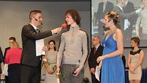 Přišel v dresu svého nového rakouského klubu, ale pak se převlékl do padnoucího obleku, dostal mikrofon a ujal se nové role. Bývalý prvoligový fotbalista Petr Švancara se při vyhlášení Sportovce Jihomoravského kraje roku 2014 představil jako moderátor.