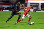 Fotbalisty Zbrojovky Brno (v červeném Michal Ševčík) nedohnal k bodům ani vyprodaný stadion, pražské Slavii podlehli 0:4.