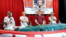 Přibližně čtyřicet fanoušků se sešlo v klubu Šelepka na besedě se sportovním ředitelem klubu Zdeňkem Kudelou, trenérem Petrem Čuhelem a kapitánem mužstva Petrem Švancaru. 
