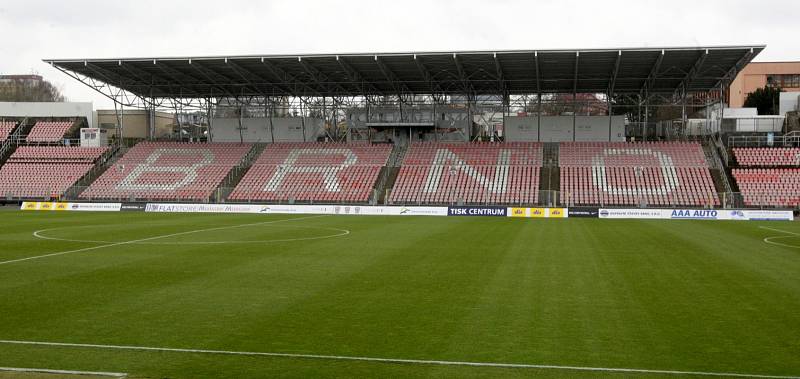 Nově zastřešená západní tribuna stadionu v Srbské ulici.