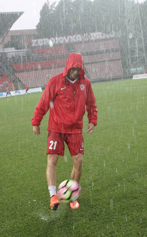 Natěšení brněnští fanoušci se nedočkali. Vítězem úvodního utkání nového prvoligového ročníku mezi domácí Zbrojovkou a pražskou Slavií se stal déšť. Rozhodčí zápas kvůli neregulérnosti hřiště odložil. 