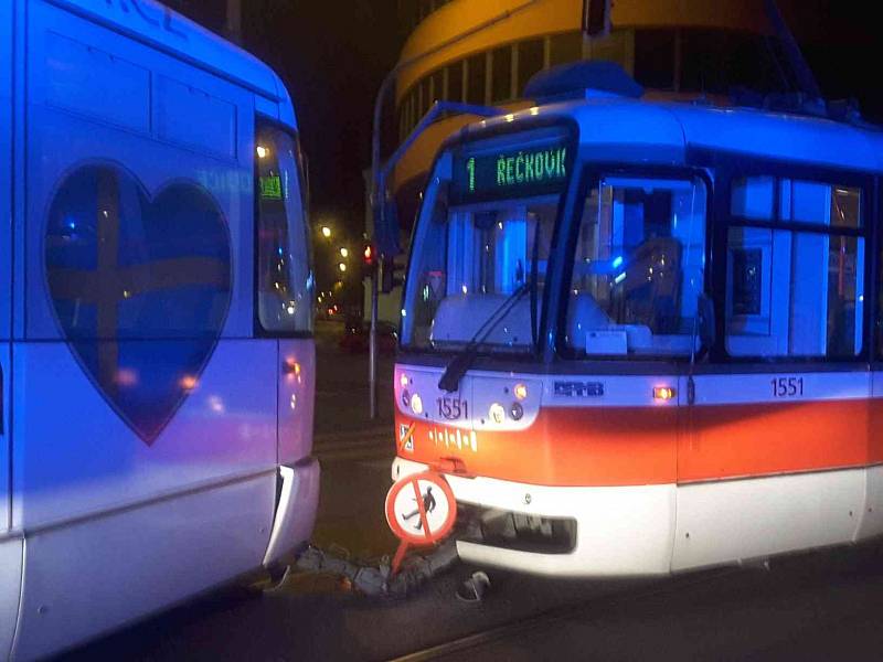 Nehoda dvou tramvají v brněnské ulici Nové sady se neobešla bez zranění.