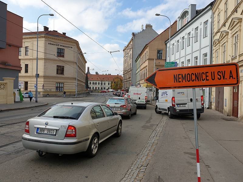 Dopravní komplikace na brněnském Mendlově náměstí.