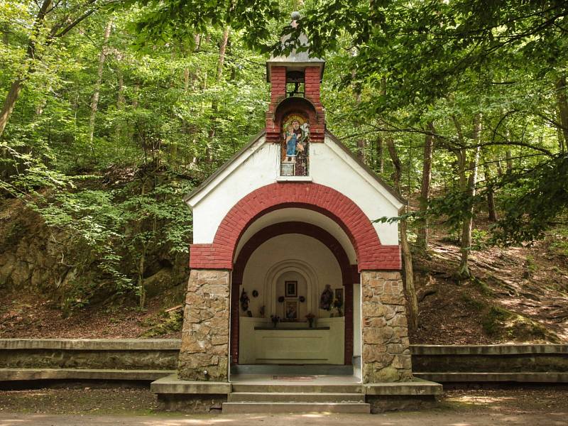 První kapličku na místě postavili lidé vděční za boží ochranu v časech epidemie cholery. V roce 1924 dokončili dělníci současnou kapli a po opravách stavba slouží každoročně k poutní mši. 