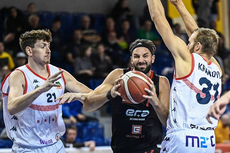 Brněnští basketbalisté (v bílém) při ligovém utkání s Nymburkem, kterému na domácí palubovce podlehli 70:88.