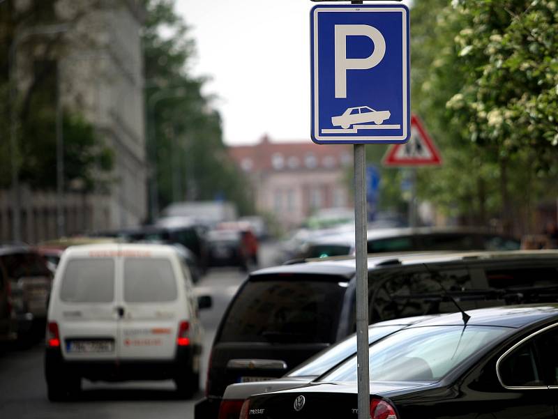 Brno 3.5. 2017 automobil parkování parkoviště dopravní značka značení